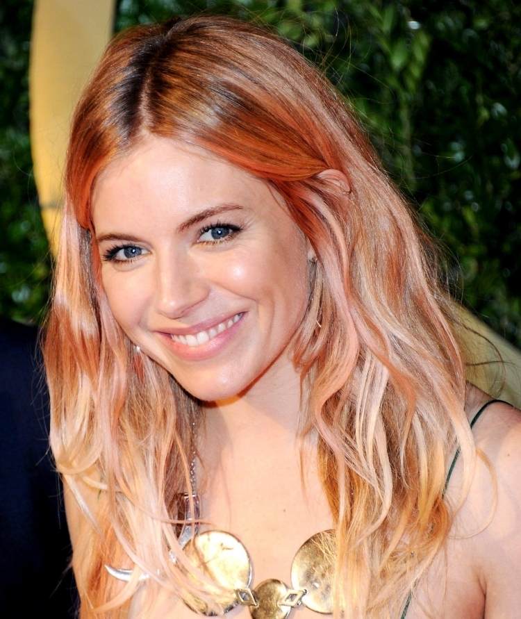 Sienna Miller tiež miluje boho štýl pre účesy účesy-stredne dlhé-ružové zlato-blond-sienna-miller-boho-divoké-ležérne-vlasy