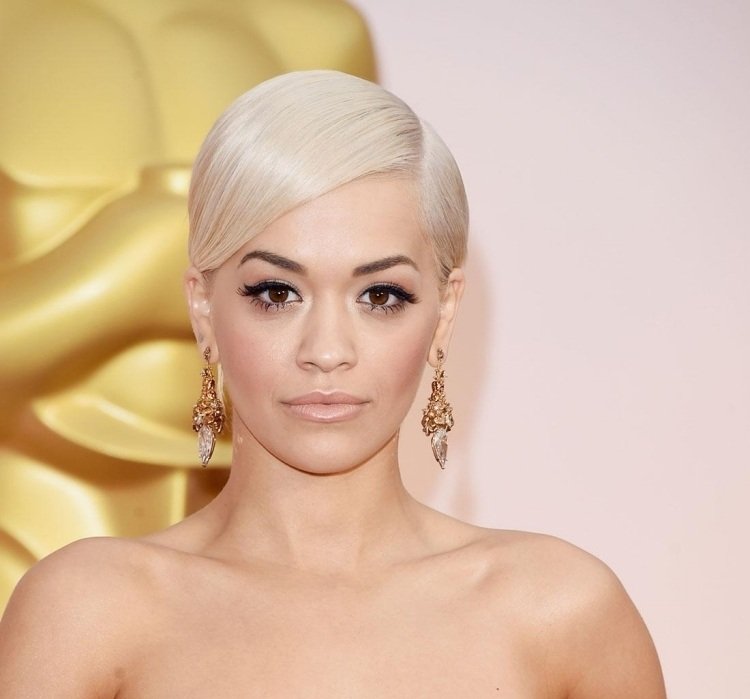Rhita Ora s platinovými blond vlasmi účesy-stredne dlhé-platinové-blond-rovné-rovné-Rita-Ora-náušnice