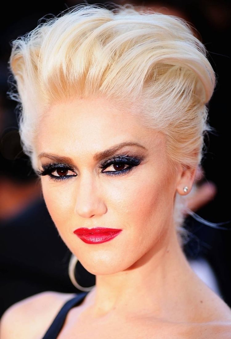 platinové blond vlasy sú ako jej ochranná známka pre Gwen Stefani účesy-stredne dlhé-platinové-blond-gwen-stefani-červené-pery-dymové oči