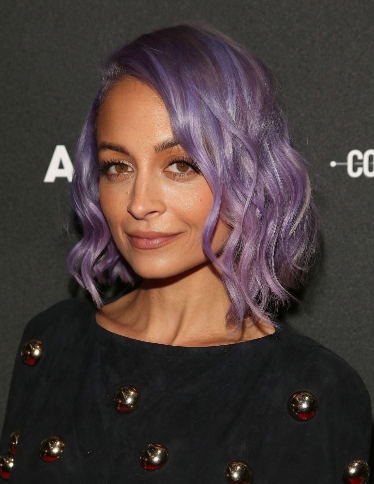 Nicole Richie udáva trendy - tu s fialovými vlasmi účesy-stredne-lila-blond-fialová-farba-vlasov-Nicole-Richie