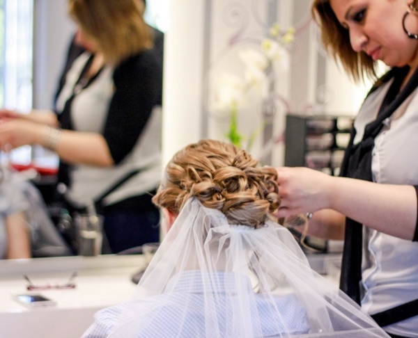 Svadobný účes v kaderníckom salóne test účes kaderníka Účes-test-nevesta-kaderník-svadobný-účes