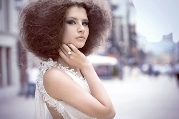 Osobný koncept a nápad svadobného účesu Objem svadobný účes svadobné prianie