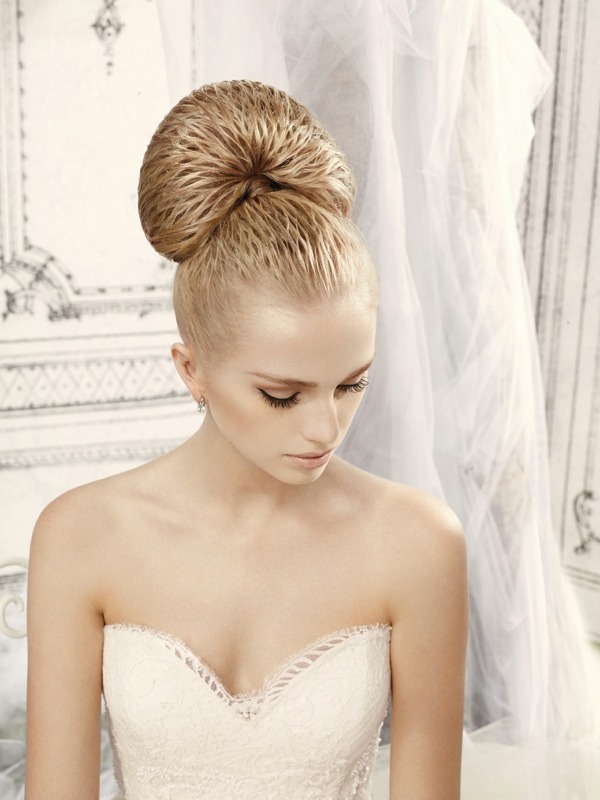 pripnutý drdol svadobný účes 3D efekt Svadobný účes-s-drdolom-pripnutý-so-vzorom