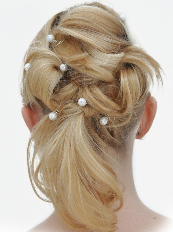 Tipy na svadobný účes nápady na ozdobenie perlami Svadobný účes-s-bielymi perlami