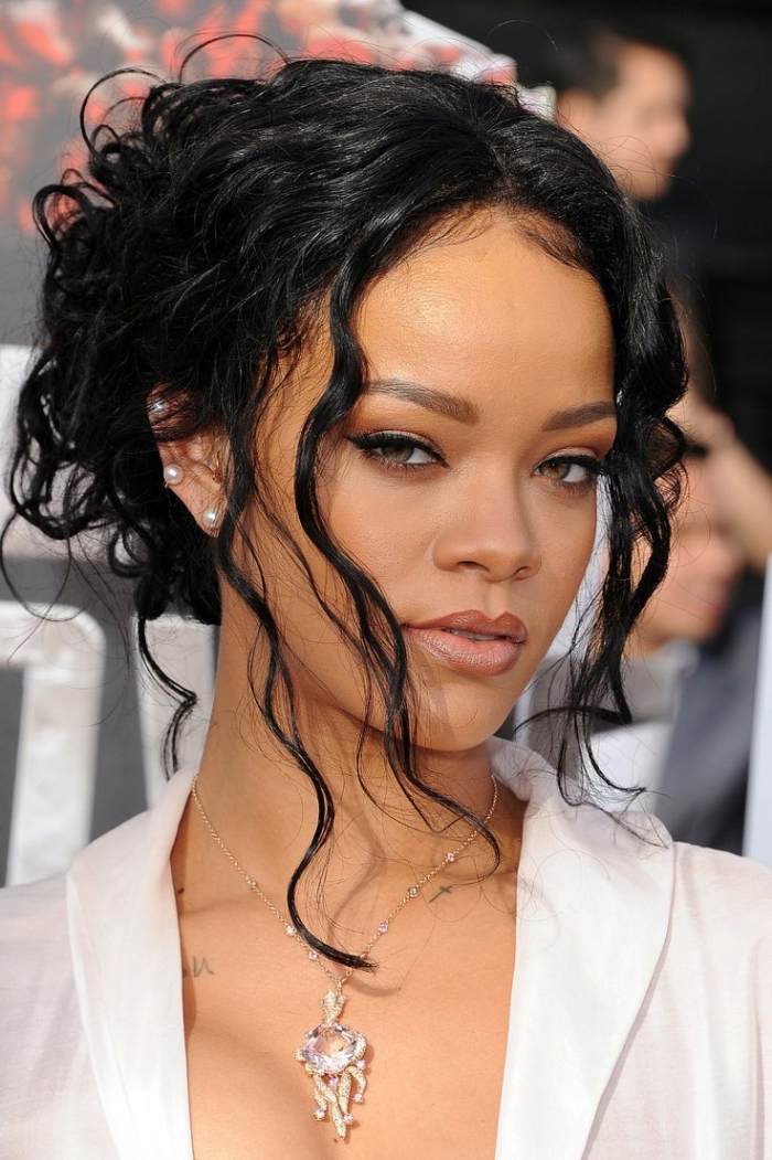 Updo v neotvorenom vzhľade - Rihanna Trendy účesov na jeseň -jednotné-updo-rihanna