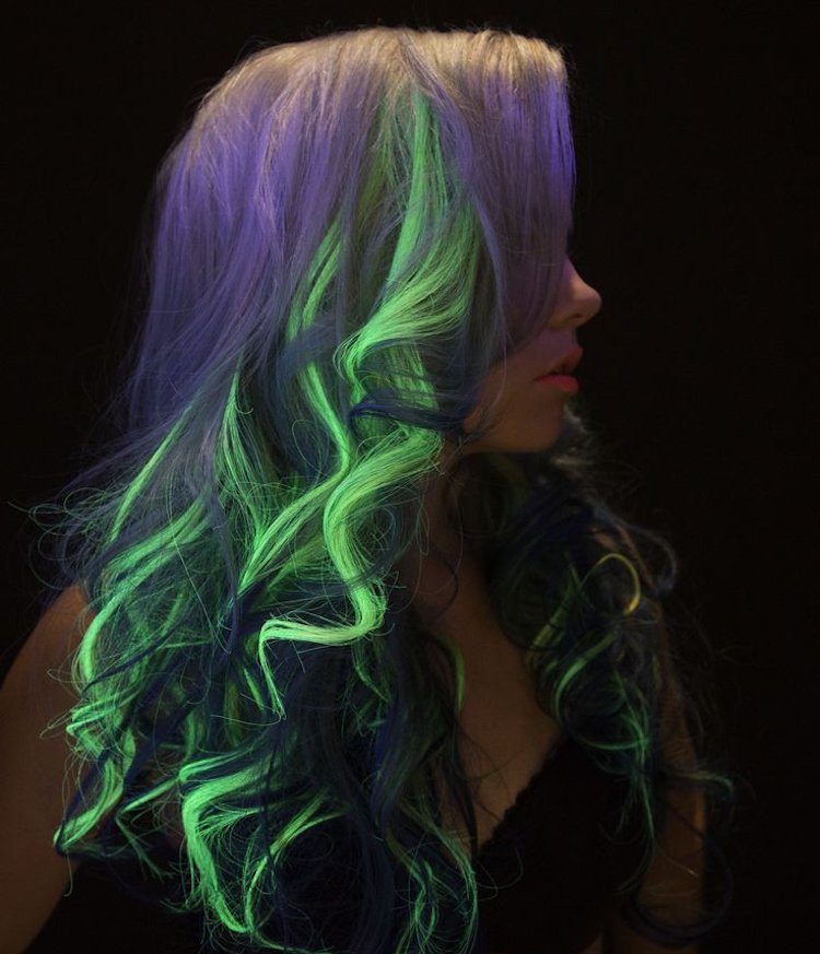 iba niekoľko prameňov v neónovo zelenej farbe pre exotický vzhľad účesy-trendy-neónové-vlasy-párty-úseky-zelená-farba-svetlé-motto