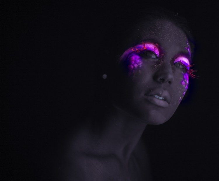 ružový make -up, ktorý svieti v tme trendy-neónové-vlasy-párty-líčenie-motto-falošné-mihalnice-extravagantné
