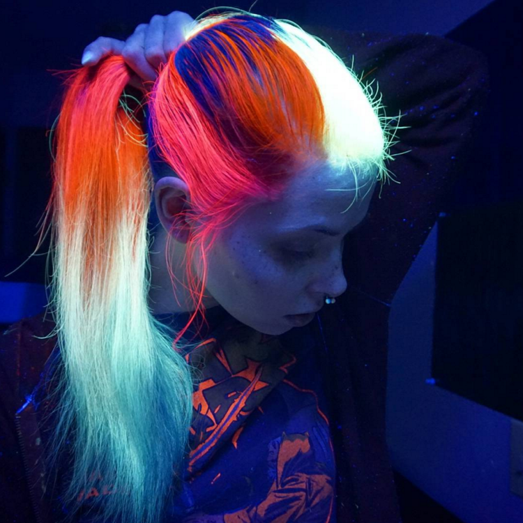 veľa jasných farieb vo vlasoch efektívnych na blond vlasoch účesy-trendy-neónové-vlasy-párty-farba-jasný-chvost-motto-moderné
