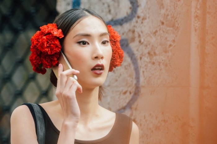 Vlasové doplnky kvety vlasy chladný účes svieži Kvety vlasy cool účes vyzerá sviežo elegantne