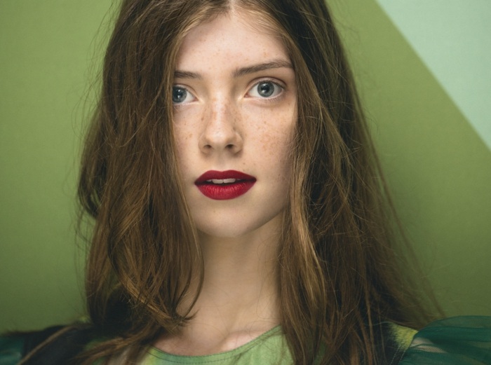 červené pery aplikujú ležérne vlasy Na pery ležérne naneste vlasovú pružinu