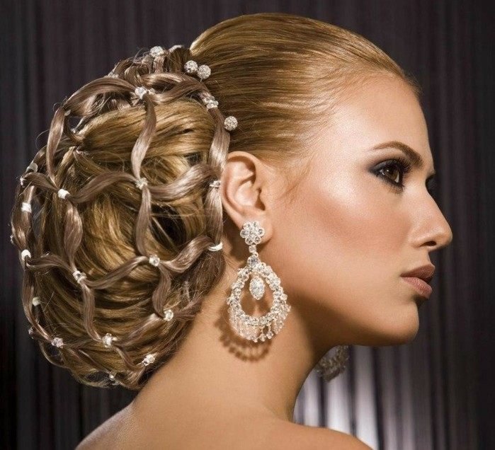 svadobný účes-updo-drdol-sieťované náušnice