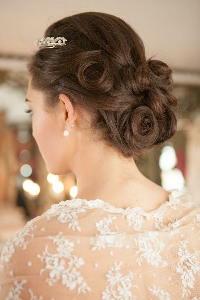 updo-swirl-styling-svadba-bruneta-diadém