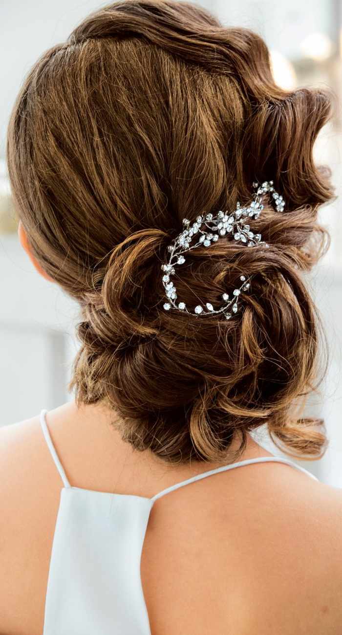 updo-retro-ofina-nevesta-svadba-manželstvo-vlasové doplnky-kryštály