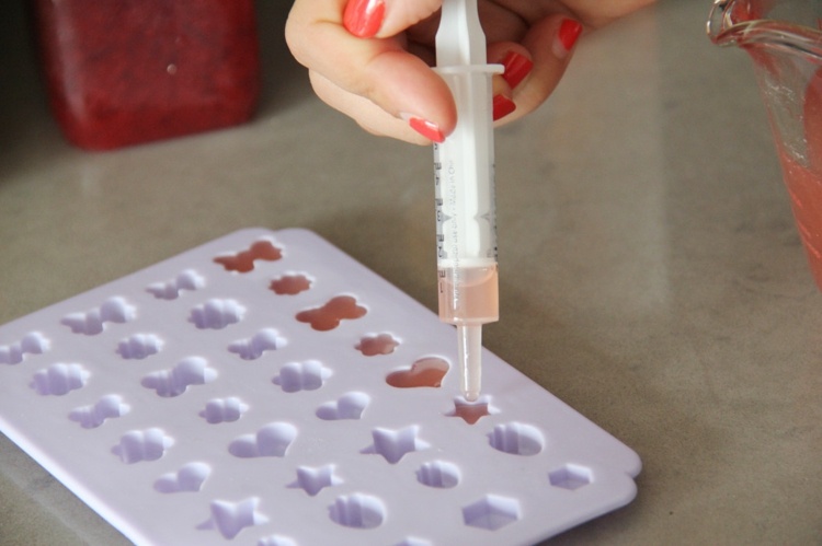 Ovocno-želé-koláč-striekačka-tvar-plnenie-ľahký-recept-nápad