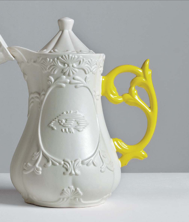 klasická biela porcelánová čajová kanvica reinterpretovaná žltá rukoväť klasická porcelánová čajová kanvica reinterpretovaná žltá rukoväť