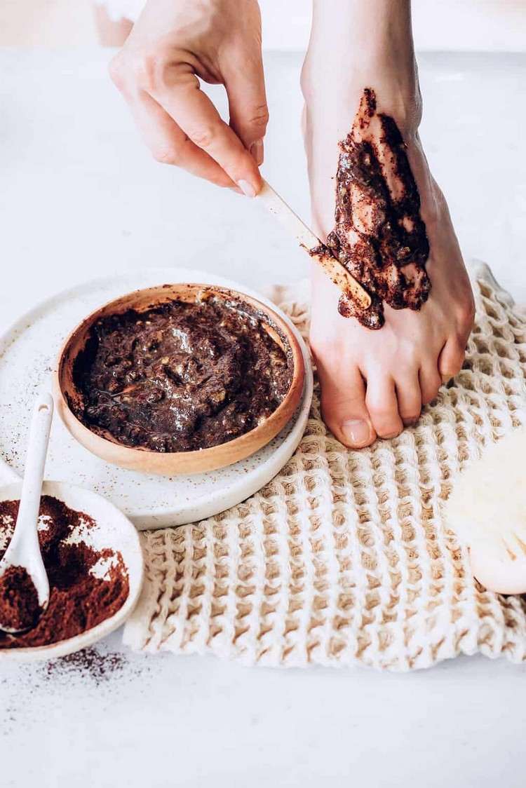DIY recept na peeling na nohy s domácim prostriedkom, ako je kávová usadenina