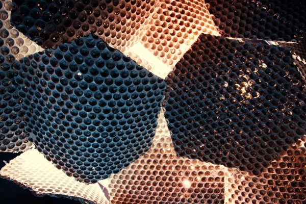 Kovové akcenty v dizajne žiarovky