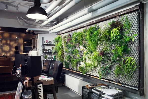 priemyselný elegantný kancelársky interiér drevený nábytok biele steny