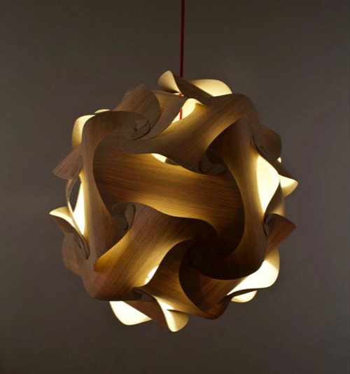 Futuristická-dubová-závesná lampa-naos