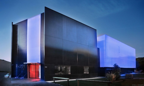 futuristická fasáda modernej architektúry vzrušujúca moderná architektúra