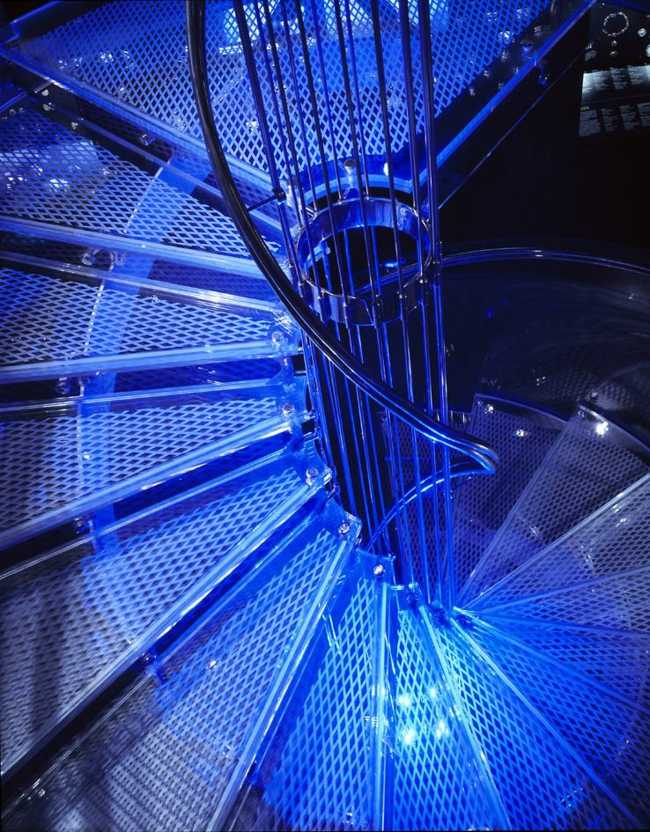 LED osvetlenie zapustené modrej farby Zapustené schody modrej farby