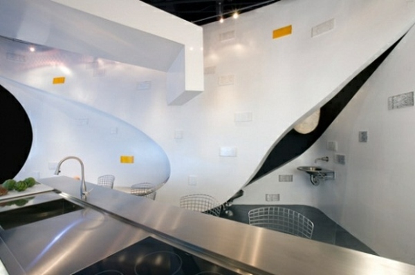 moderný podkrovný interiér-biele steny