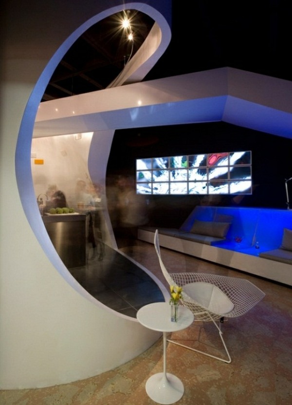 tmavšie podlahy-biele stoličky-jedálenský kút-podkrovie