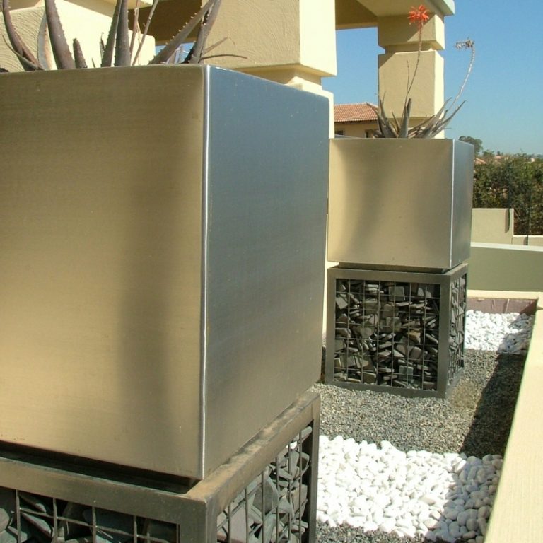 Gabióny ako ozdoba v záhrade - kovové kvetináče gabiony ako ozdoba v záhrade kamenný kvetináč kamienky