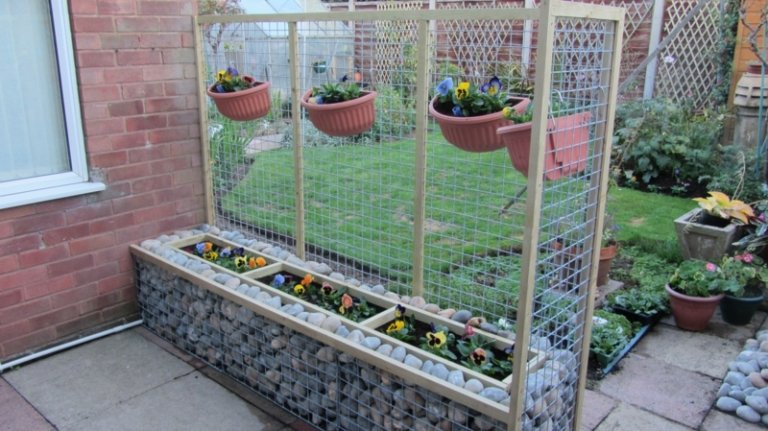 Gabionový kvetinový box gabiony ako ozdoba v záhrade kvetinové boxy mriežka kvety nápad