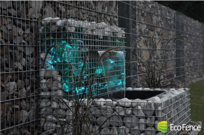 postavte si gabionový plot sami prízvuk fontány sklenené kamene