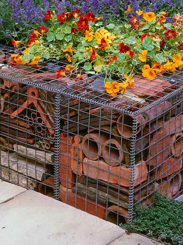 gabionové koše plnia tehly staré veci