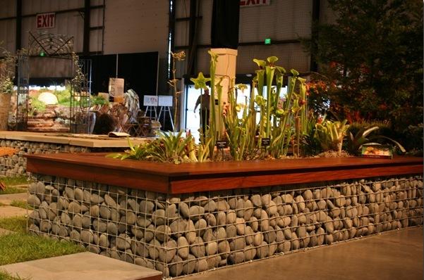 gabiony kamene vyvýšené postele drevené palubovky sed