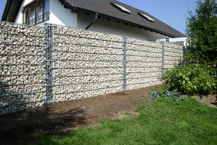 Gabion-stena-gabionový plot-moderný-záhradný-dizajn-plot-súkromie-obrazovka-susedstvo-trávnik