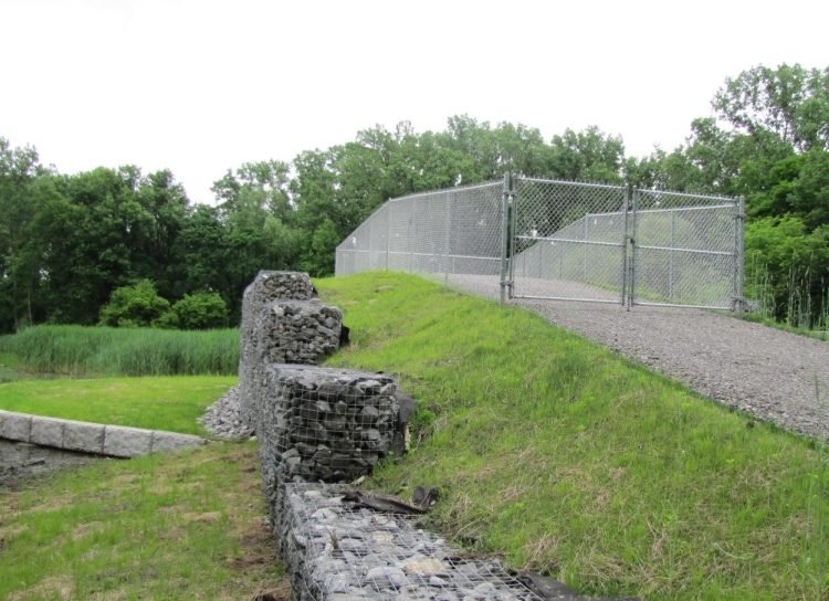 gabiónový múr-gabionový plot-moderný-záhradný-dizajn-svah-zadržiavacia stena-tarrsiert-Grundstueck