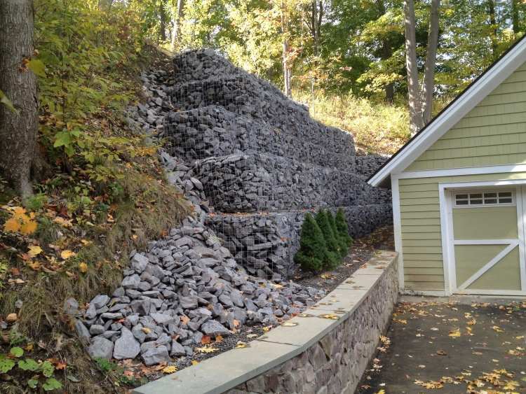 gabionová stena-gabionový plot-moderná-záhradná-dizajn-nosná-stena-svah-dom-pozemok-príroda