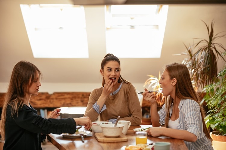 Galentínsky deň oslavujúci nápady na tipy na večerné domáce dievčatá