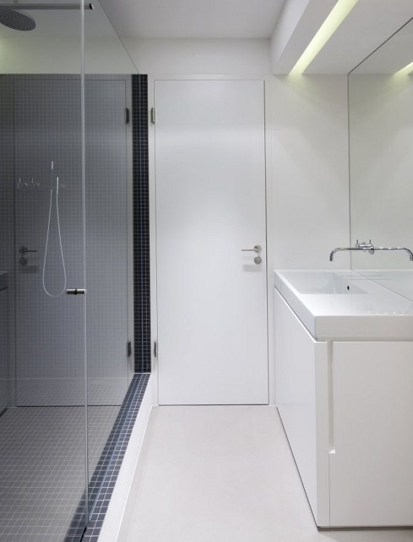 biely minimalistický dizajn kúpeľne