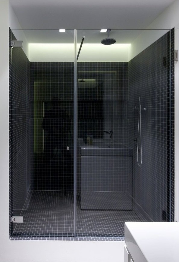 biela-kúpeľňa-dizajn-čierna-obkladačka