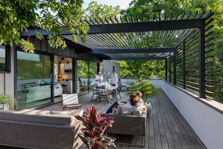 terasa moderný vonkajší nábytok pergola čierna