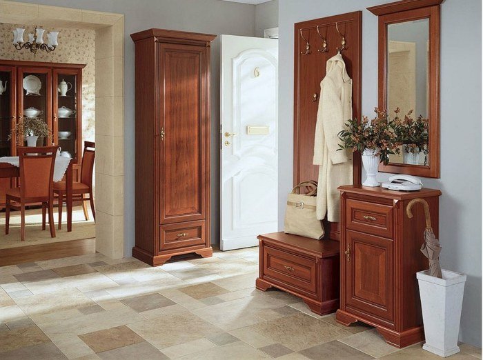 klasický-prevedenie-vo-vchod-s-nábytkom z masívu