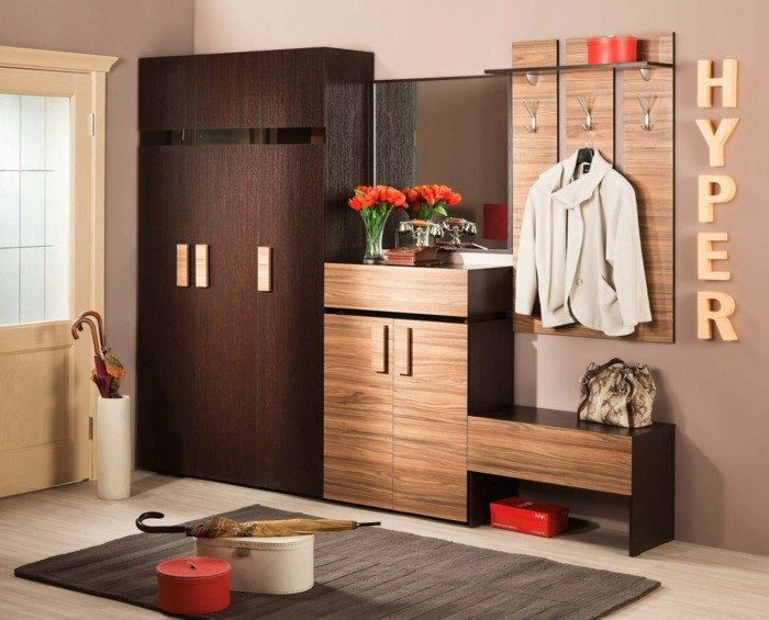 vstupná časť s tmavým a svetlým drevom