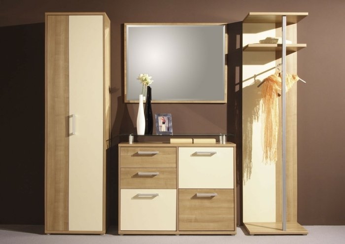 Šatník v dvoch farbách s koľajnicou na šaty