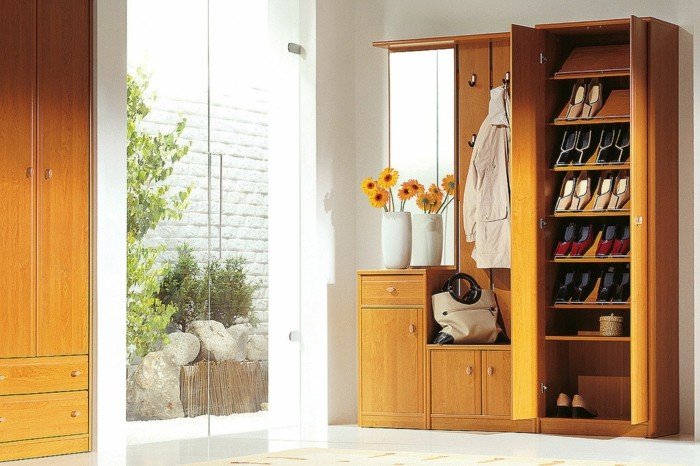 Šatníková skriňa vyrobená z dreva priestor na topánky a kabát