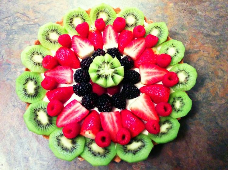 Ovocný tanier pekne ozdobte obloha a ozdoba nápad na ovocie kivi černice jahody maliny