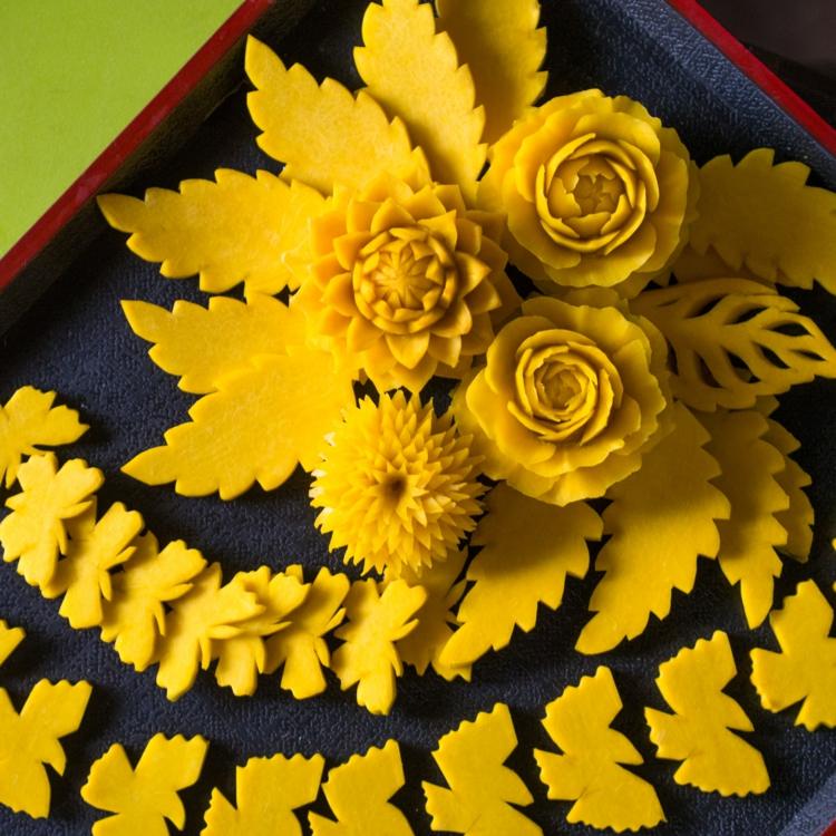 Na ozdobu jedla môžete vyrezávať alebo dierovať figúrky ozdobiť a ozdobiť rezbárstvo nápad žltá farba ruže motýle