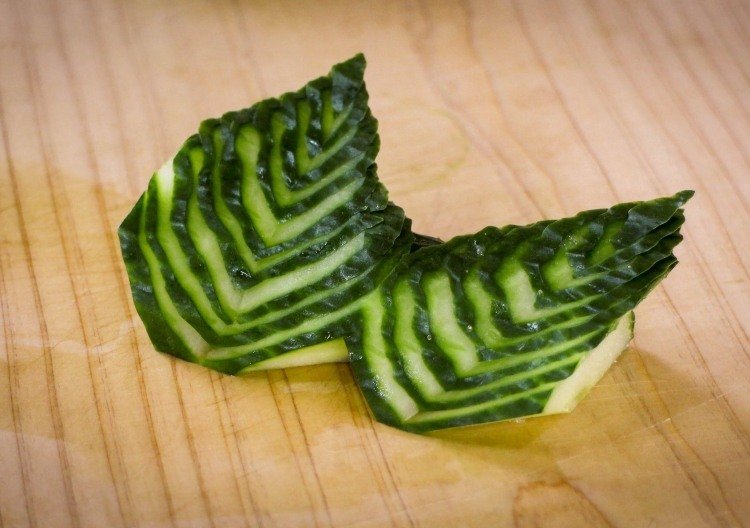 Rezba z uhorky na zdobenie predjedál a šalátov Obloha-ozdoba-jedlo-zelenina-uhorka-rezba-hlavný chod-dekorácia