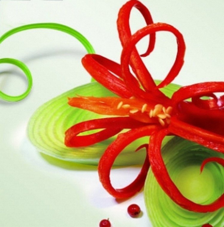 Ozdobte misky chilli a jarnou cibuľkou obloha-ozdoba-jedlá-zelenina-dekorácia-chilli-jarná cibuľka-hlavné jedlá