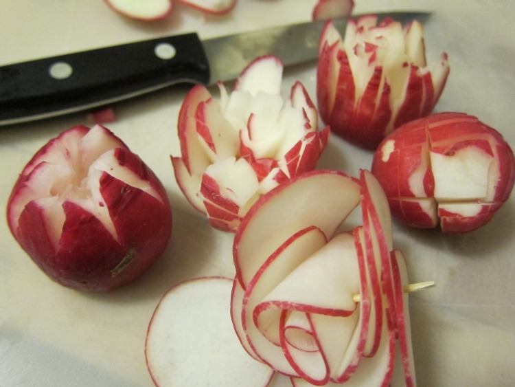 Kvet červenej repy jednoduchý a ľahký obloha-ozdoba-jedlo-predjedlá-studené-taniere-zelenina-šalát-cvikla