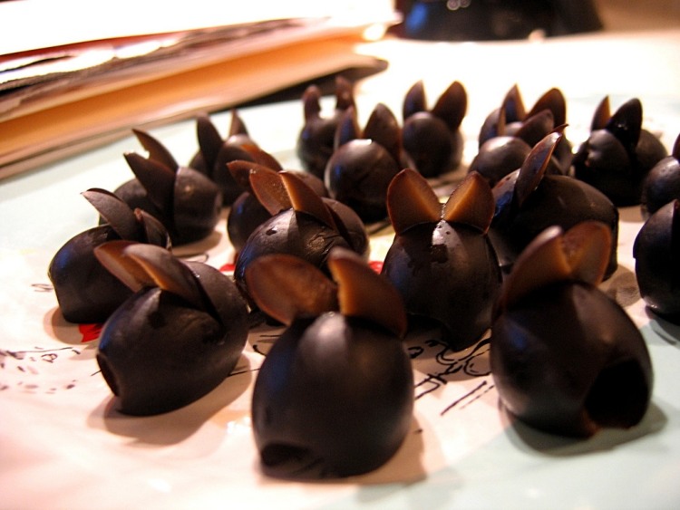 ozdoba na sladký tanier - olivové zajačiky Ozdobte-ozdobte-jedlo-ovocie-zeleninu-olivový-králik-hlavný chod-dekoráciu