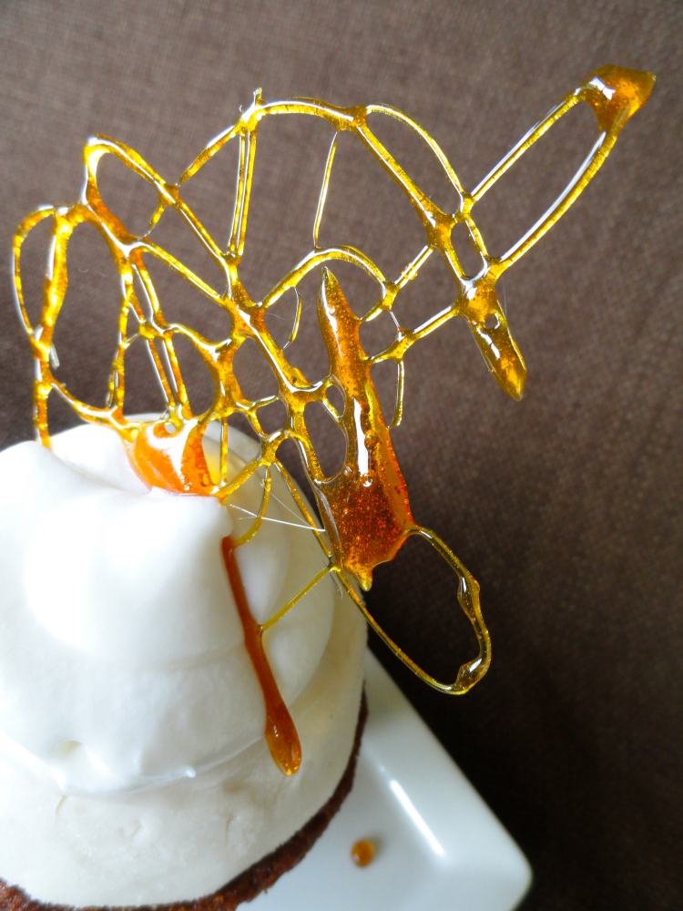 Cukorové ozdoby na dekorácie koláčov a dezertov Ozdobte-ozdobte-jedlá-dezerty-krém-karamel-roztopený-koláč